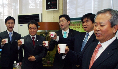 신상훈 은행장이 신한은행 영업점을 방문하여 직원들과 함께 담소를 나누고 음료수로 건배를 하는 모습