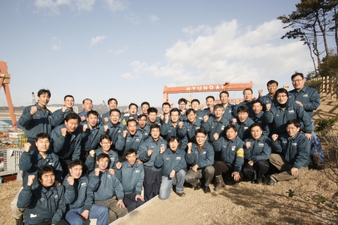 최근 미국 국제도장검사관 자격을 취득한 44명의 현대중공업 임직원들.