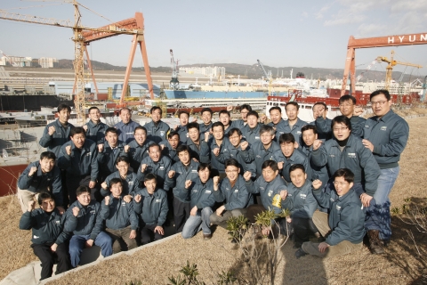 최근 미국 국제도장검사관 자격을 취득한 44명의 현대중공업 임직원들.