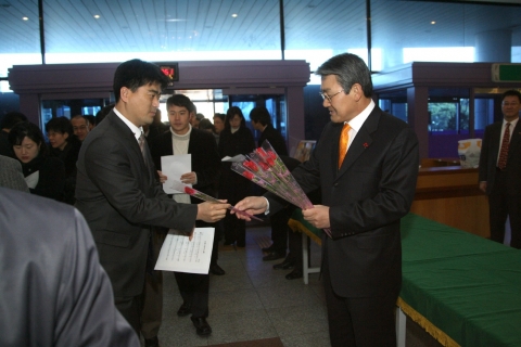 2008년 시무식, 직원 사랑의 장미꽃 나눠주기, 포항시공무원 새해다짐, 포항시장 충혼탑 참배 등 관련사진임