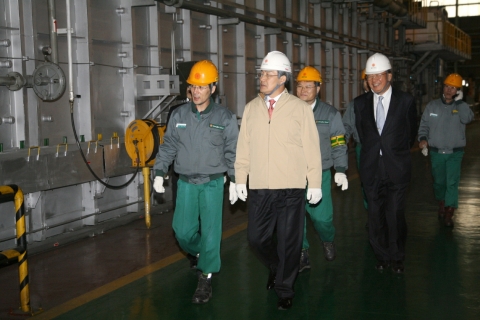 박승호 포항시장은 3일 오후 2시 철강공단내 동부제강(주) 포항공장(공장장 박재종)을 방문해 박재종(52) 공장장과 한규호 한국노총금속연맹 포항지부장, 김희성 포항철강관리공단이사장과 함께 대화를 나눴다.