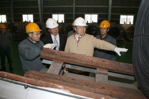 박승호 포항시장은 3일 오후 2시 철강공단내 동부제강(주) 포항공장(공장장 박재종)을 방문해 박재종(52) 공장장과 한규호 한국노총금속연맹 포항지부장, 김희성 포항철강관리공단이사장과 함께 대화를 나눴다.