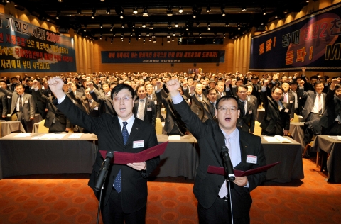 기아자동차는 5일 경기도 화성의 한 리조트에서 ‘2008 전국 지점장 판매결의대회’를 열고 지난해 27만2,330대보다 18.2% 증가한 32만2천대 판매, 시장점유율 25% 달성