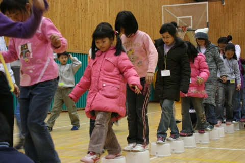 2007둥근세상만들기 시설아동캠프 중 징검다리 건너기