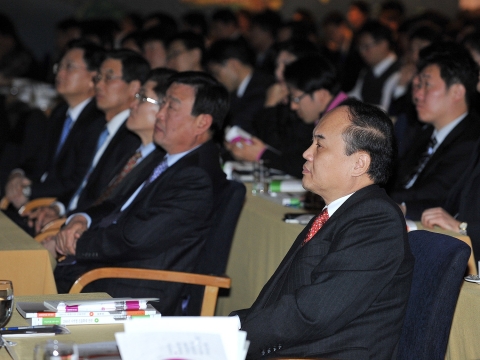2008년 세계시장 진출전략 설명회 (앞쪽부터) KOTRA 홍기화 사장, 무역협회 이희범 회장 