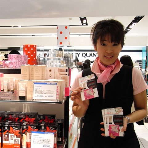 일본 내 소니플라자 런칭 행사로 진행된 엘리샤코이 비비크림. 소니플라자의 영업담당자는 "엘리샤코이 비비크림이 샘플 증정 행사에서 일본 고객의 반응이 무척 좋았으며, 앞으로도 많은 판매가 기대된다."고 한다.