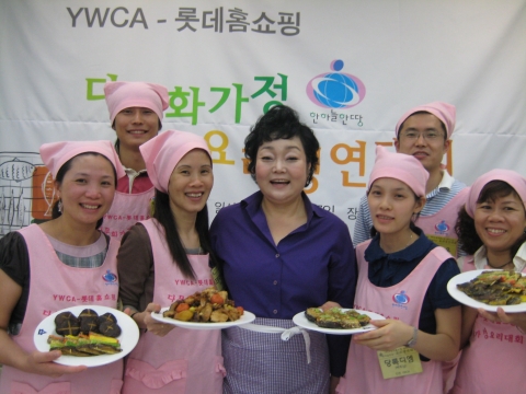 롯데홈쇼핑-YWCA ‘다문화가정 요리경연대회’에서 결혼이주여성들이 요리연구가 이혜정(앞줄 가운데)씨에게 배운 추석음식을 들고 환하게 웃고 있다. 이날 도우미로 나선 롯데홈쇼핑 박용희(뒷줄 좌), 양찬우(뒷줄 우)씨.
