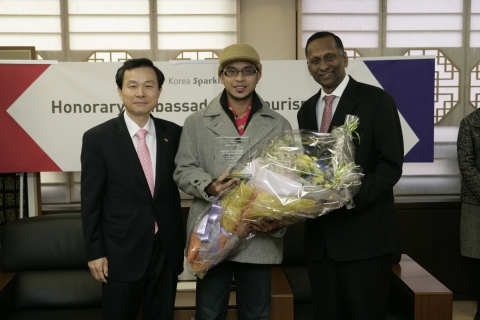 왼쪽부터 한국관광공사 오지철 사장, 마위(Mawi, 본명 Mr. Asmawi Bin Ani)씨, 주한 말레이시아 다토 M 산타나나반 대사(Dato M Santhananaban)