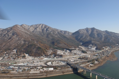 팔당역을 감싸고 웅장한 자태를 뽐내고 있는 예봉산 전경