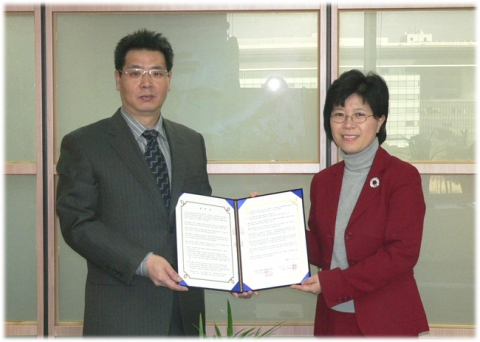 센터 양균석 선임팀장과 우리은행 이재완 부부장이 협약 체결하였다