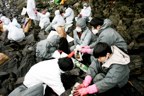 11일, 1318세대 전용 지역아동센터인 ‘1318 해피존’을 이용하고 있는 청소년 60여명이 태안 구룡포 해수욕장을 찾아, 자원봉사활동을 펼치고 있다.