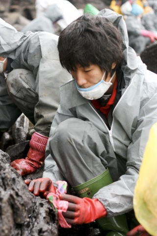 11일, 1318세대 전용 지역아동센터인 ‘1318 해피존’을 이용하고 있는 청소년 60여명이 태안 구룡포 해수욕장을 찾아, 자원봉사활동을 펼치고 있다.