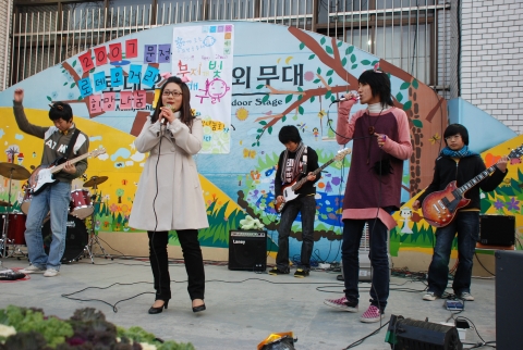 지난해 12월 24일, ‘1318 해피존 무지개빛 청개구리’ 소속 학생들로 구성된 밴드 동아리인 ‘청개구리밴드’는 송파구 문정동사무소 앞 야외공연장에서 ‘태안반도를 살리자’라는 주