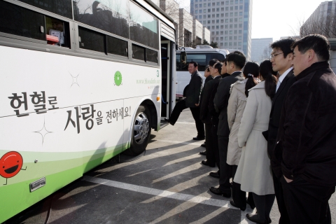  행정자치부(장관 박명재) 자원봉사지원기구 '행복드림봉사뱅크'는 15일 정부중앙청사에서 최근 혈액공급부족으로 인해 병원에서 수술이 연기되는 등의 혈액부족 비상사태