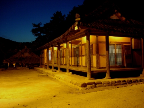 친환경소재로 몸에 좋다는 황토와 국산토종 소나무 만을 사용해 집을 지은 예가펜션