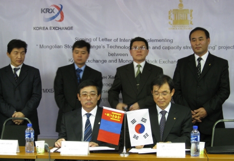 사업의향서(LOI) 체결후 기념촬영. 앞줄 앉은이 왼쪽부터  써드후 렌센(Sodkhuu Rentsen) 몽골 증권거래소 이사장, 이영탁 한국증권선물거래소 이사장 