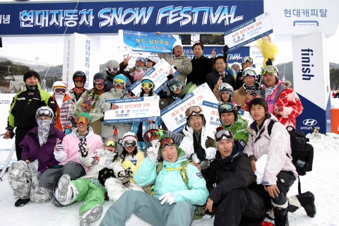 현대자동차(대표 정몽구 회장)는 창사 40주년을 기념해 지난 18일부터 현대성우리조트에서 진행한 ‘현대자동차 스노우 페스티벌’의 폐막식을 20일(일) 가졌다. 대회 참가자들이 밝은