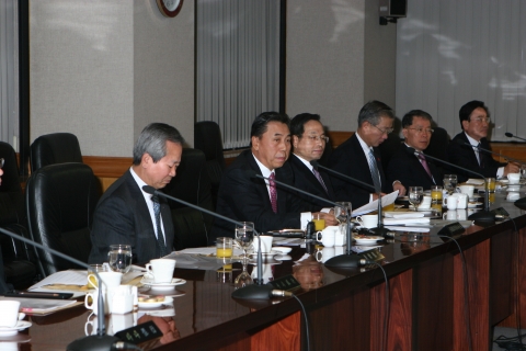 왼쪽부터 신한은행 신상훈 행장, 전국은행연합회 유지창 회장, 산업은행 김창록 총재, 국민은행 강정원 행장, 기업은행 윤용로 행장, 경남은행 정경득 행장