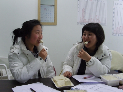 경상두부에서 인턴교육을 받던 중 산삼 두부 아이디어를 낸 학생들이 제품으로 탄생한 두부를 직접 먹어보고 있다. 최하은(환경생명식품공학전공 3년), 서유진(식품공학전공 3년) 학생(왼쪽부터).