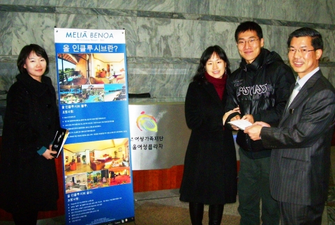 &lt;당첨된 신랑 이신의님과 신부 정유경님(가운데)이 서울여성플라자 이정훈 원장과 솔멜리아 한국사무소 장윤영님과 함께 한 숙식권 증정식 사진&gt;