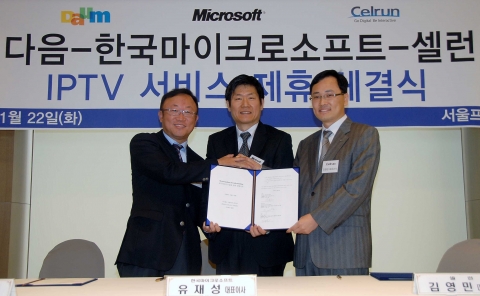 다음커뮤니케이션과 한국마이크로소프트, 셀런은 22일 서울 프라자호텔에서 다음 석종훈 대표, 한국MS 유재성 대표, 셀런 김영민 대표(왼쪽부터)등이 참석한 가운데 &#039;IPTV 서비스 제휴&#039;를 위한 체결식을 가졌다.