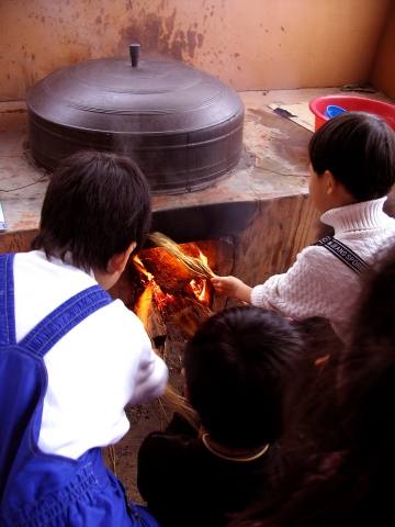 옛날솜씨마을_가마솥에 찐빵찌기_한국관광공사