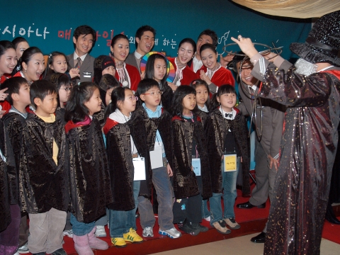 제 3회 아시아나 마법학교에 참가한 어린이들이 승무원 마법사의 마술을 보며 즐거워하고 있다.