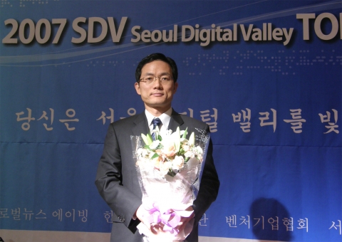 수상 후 기념촬영을 하고 있는 에듀윌 양형남 대표