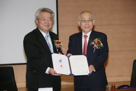 한범덕 행정자치부 제2차관(왼쪽)과 이세중 사회복지 공동모금회장이 25일 정부중앙청사에서 '통합정보시스템 후원업무 협약식'을 체결한 뒤 기념촬영을 하고 있다. 
