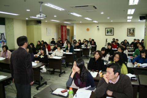 * 사진설명 : 이재범 박사가 26일 홍선생미술 지사장을 대상으로 회계특강을 하고 있다.
