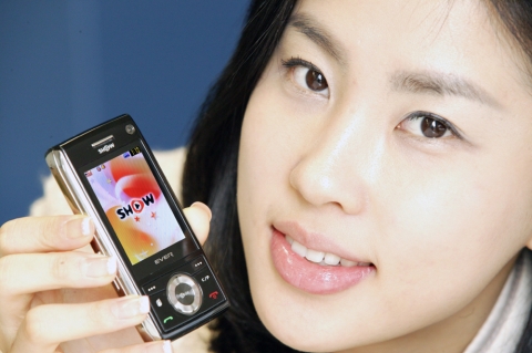 KTF직원이 새로나온 ‘에버투폰’ EV-W350을 선보이고 있다.