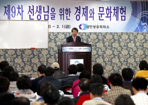 정운찬 서울대 교수가 29일 부산 센텀호텔에서 대한상공회의소 주최로 열린 ‘제9차 선생님을 위한 경제와 문화체험’ 행사에서 강연을 하고 있다. 이 행사는 전국 중.고교 사회과 교사