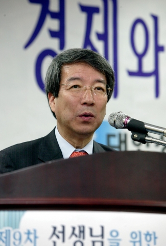 정운찬 서울대 교수가 29일 부산 센텀호텔에서 대한상공회의소 주최로 열린 ‘제9차 선생님을 위한 경제와 문화체험’ 행사에서 강연을 하고 있다. 이 행사는 전국 중.고교 사회과 교사