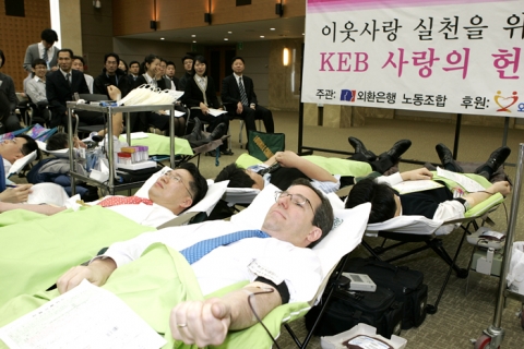 리처드 웨커 외환은행장(오른쪽)과 김기철 외환은행 노조위원장(왼쪽)이 29일 외환은행 본점에서 실시한 사랑의 헌혈행사에 참여하고 있다.