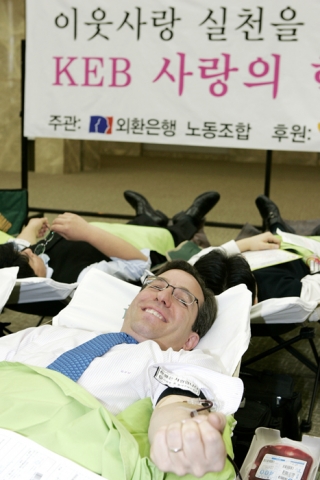 리처드 웨커 외환은행장이 29일 외환은행 본점에서 실시한 사랑의 헌혈행사에 참여하고 있다.