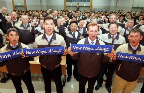 GM DAEWOO가 새로운 기업 슬로건과 CI를 제정하고, 오는 2월부터 전 사업장에 적용한다. 30일 부평공장 홍보관에서 전 임원 및 팀장이 참석한 가운데 새 슬로건 및 CI 선