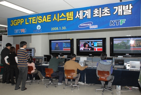 ETRI가 개발에 성공한 3GPP LTE 시스템 시연모습