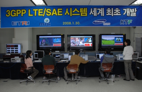 ETRI가 개발에 성공한 3GPP LTE 시스템 시연모습