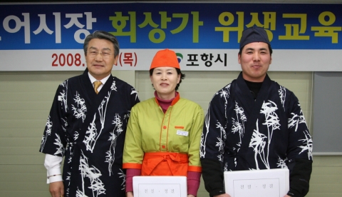 박승호 포항시장이 횟집 종업원 남·여 대표에게 위생복 전달하고 있다

