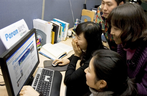 엘엔아이소프트가 KTH에서 운영하는 파란(Paran)과 손을 잡고 다국어 자동번역 서비스를 런칭하였다고 1일 밝혔다.