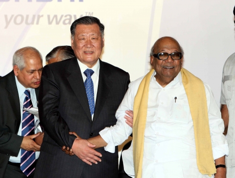 현대기아차 정몽구 회장(사진왼쪽)과 카루나니디(M Karunanidhi) 타밀나두주 수상이 준공식 식순에 앞서 포즈를 취하고 있다.