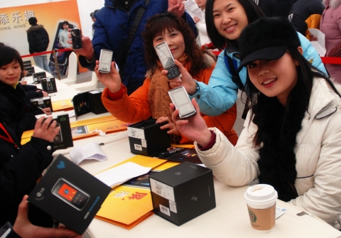 지난 2일 중국 청두(成都) 싸이거광장(?格廣場)에서 열린 행사에서 고객들이 초콜릿폰을 터치폰으로 교환하고 있다. 