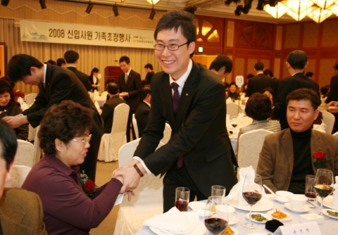 현대해상 신입사원들이 부모님께 첫명함을 드리며 감사의 마음을 전하고 있다