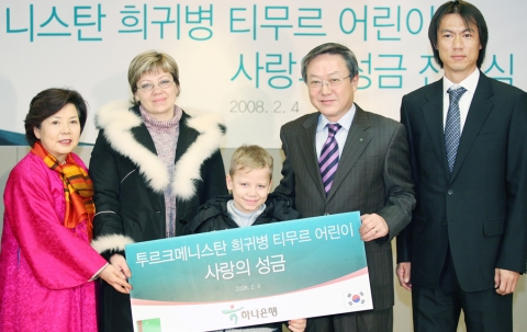 왼쪽부터 이옥련 한-중앙아시아문화교류협회장, 티무르군과 어머니, 김종열하나은행장, 홍명보 축구국가대표팀 코치