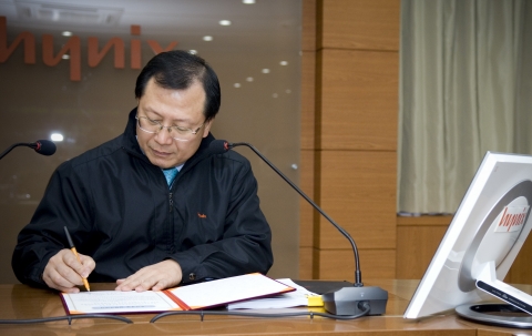 2008년 2월 5일, 하이닉스반도체 이천 본사에서 열린 윤리준법실천 서약식에서 김종갑 사장이 서약서에 서명하고 있다