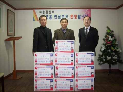 직원과 함께 기념촬영