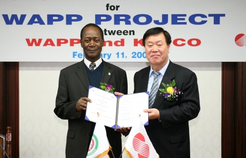 한전 이원걸 사장(오른쪽)과 마코주(Makoju) 서아프리카전력공동체(WAPP) 의장(왼쪽)이 협정식후 협정서를 들어보이는 모습