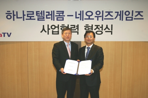 하나로텔레콤은 게임포털 네오위즈게임즈와 전략적 업무 제휴를 맺고 하나TV를 통해 양방향 온라인 게임 서비스를 제공할 계획이라고 밝혔다. 12일 하나로텔레콤 본사에서 열린 제휴 조인