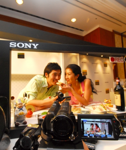 UCC도 HD로 즐기는 ‘HD UCC 시대’를 맞아 결혼한 신혼부부 남녀가 소니의 풀HD핸디캠 신제품으로 요리하는 일상의 모습을 촬영해 즐기고 있다.