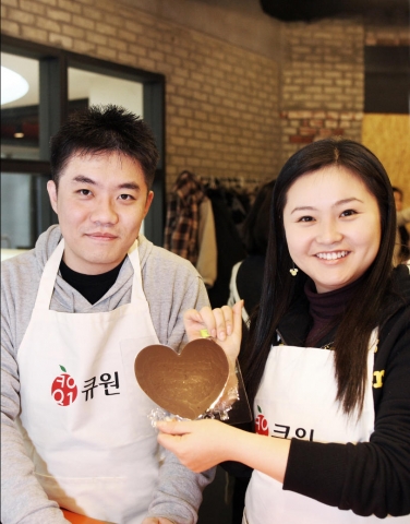삼양사는 12일 큐원 미니홈피 일촌을 대상으로 ‘홈메이드 초콜릿 만들기 쿠킹 클래스’를 개최했다.